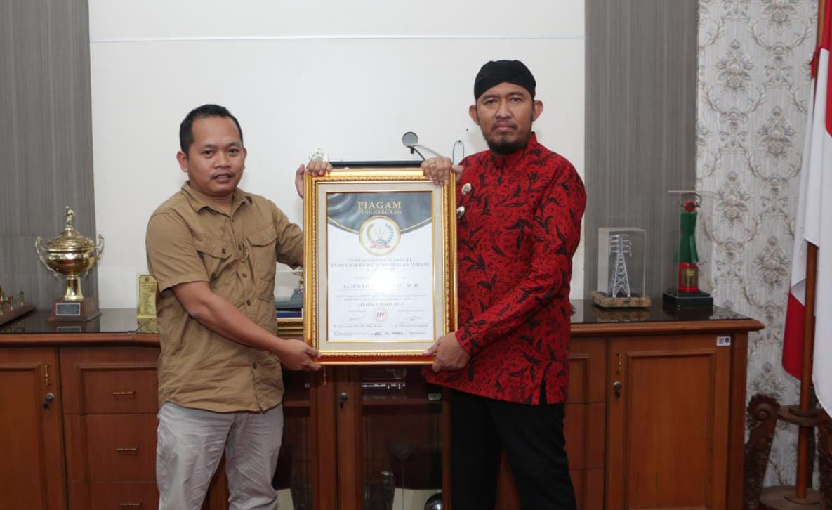 PWRI Anugerahi Bupati Achmad Fauzi sebagai Tokoh Nasional Peduli UMKM